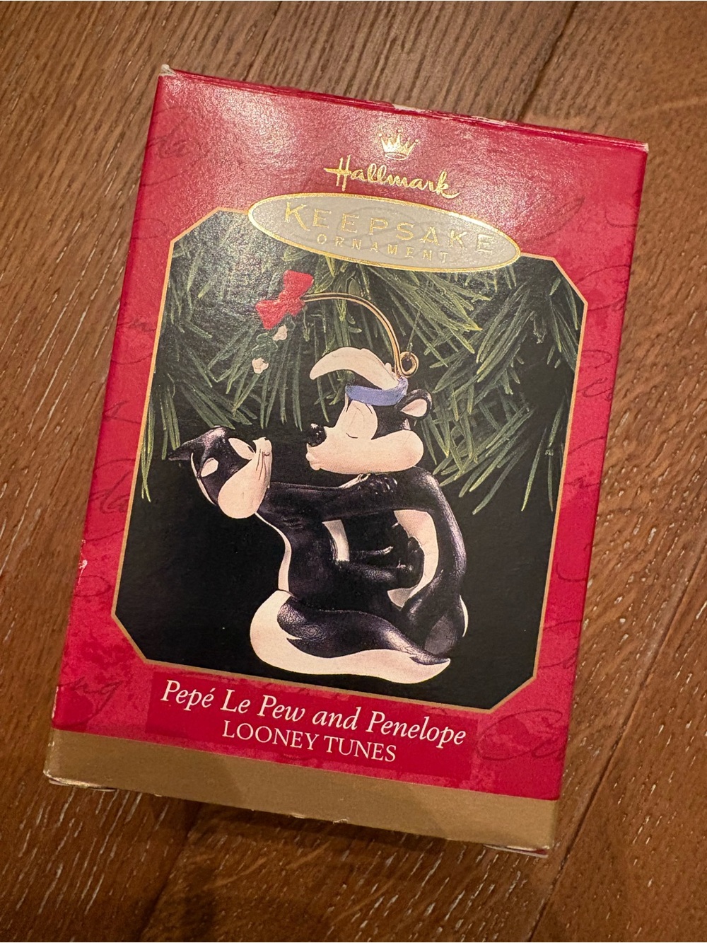 Hallmark 1998 Warner Bros. Looney Toons Pepe Le Pew and Penelope ornament - used